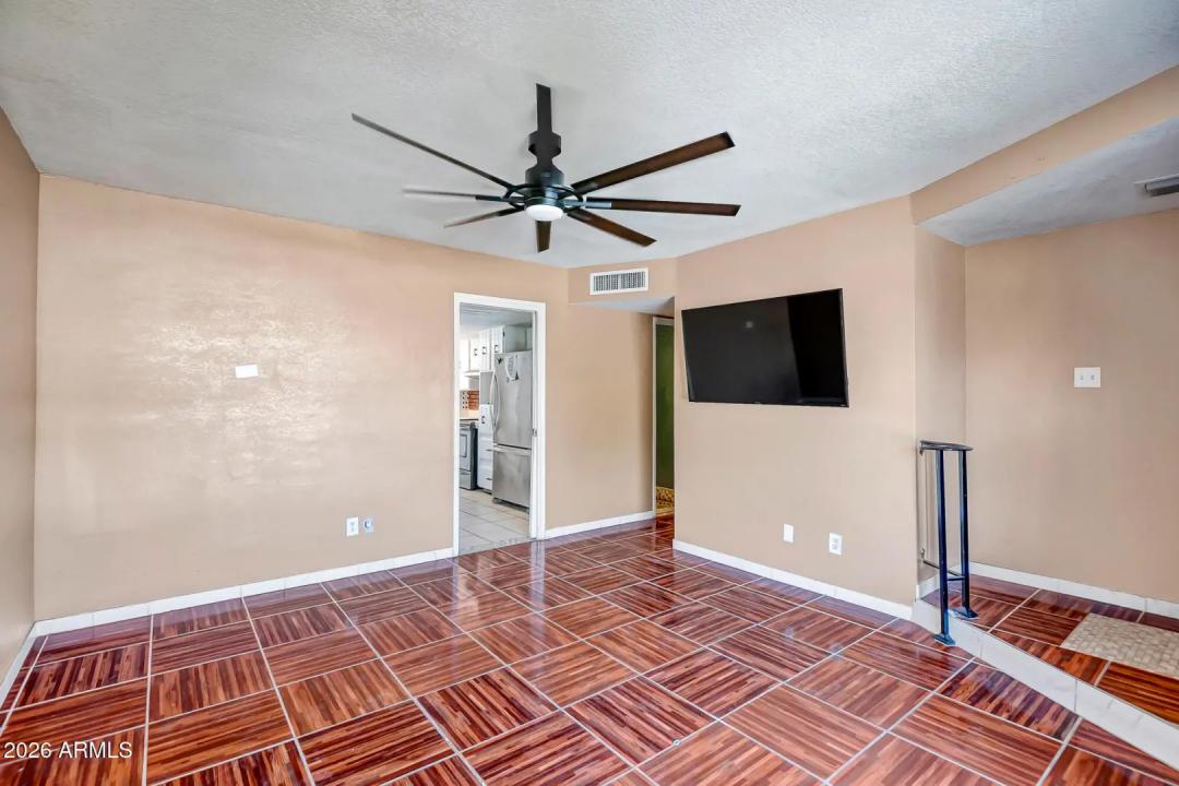 Real Estate Picture 9