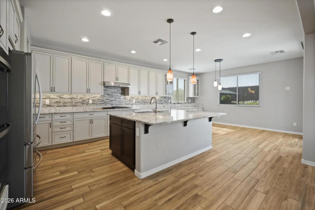 Real Estate Picture 4