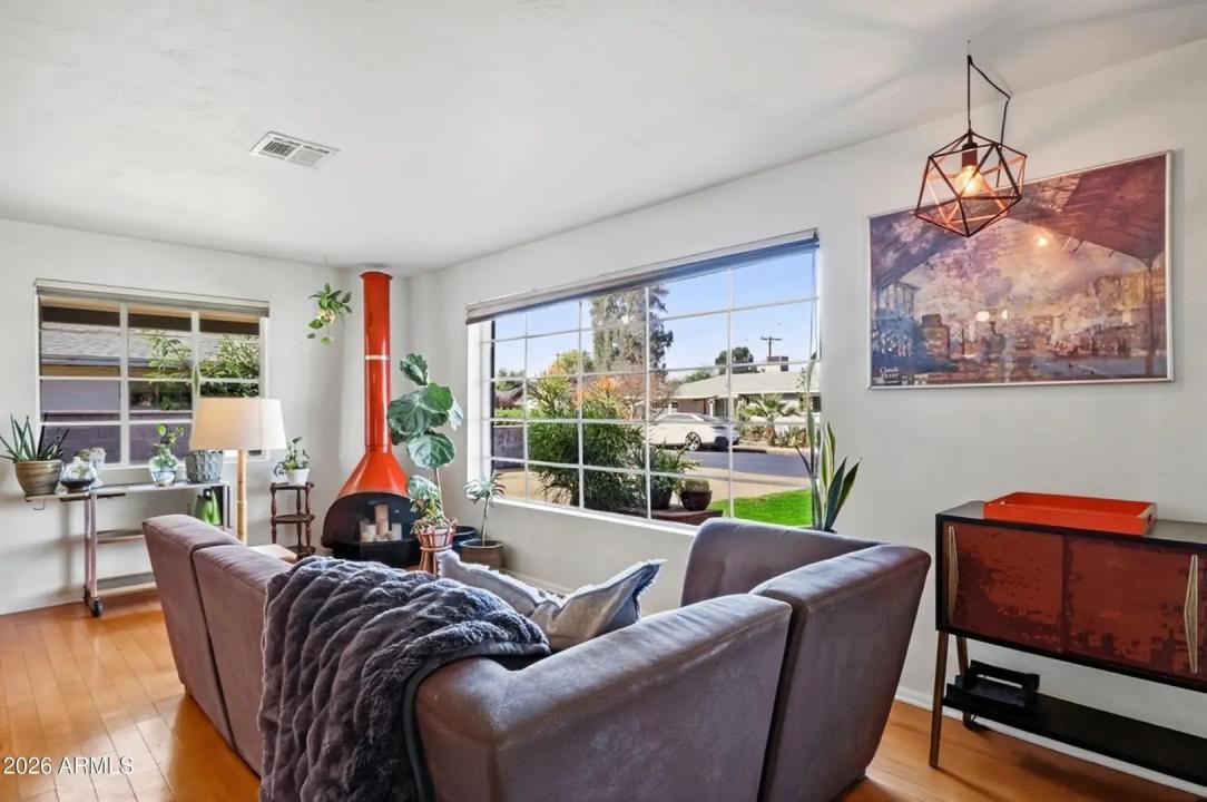 Real Estate Picture 5