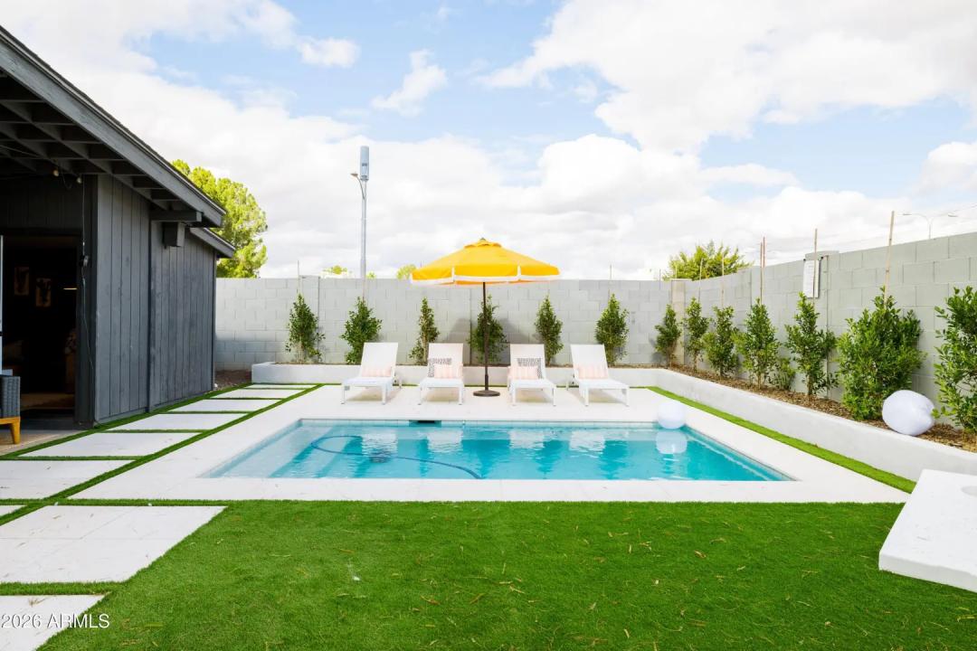 Real Estate Picture 3