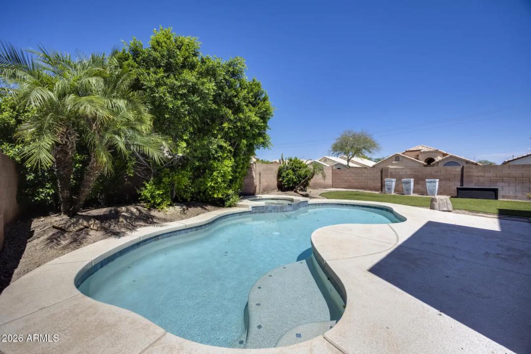 Real Estate Picture 4