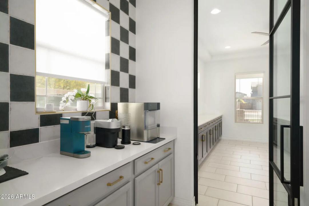 Real Estate Picture 11