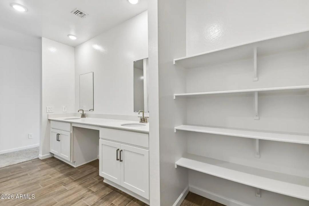 Real Estate Picture 24