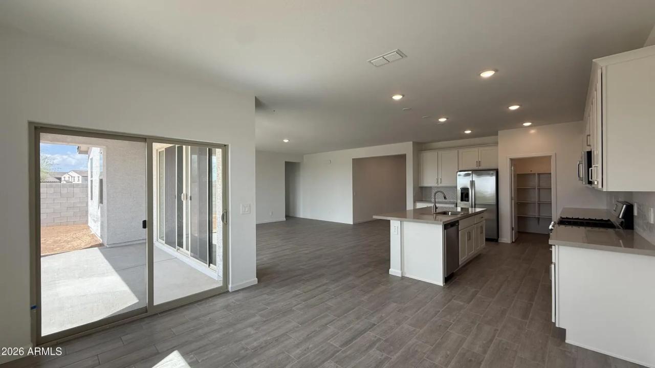 Real Estate Picture 4