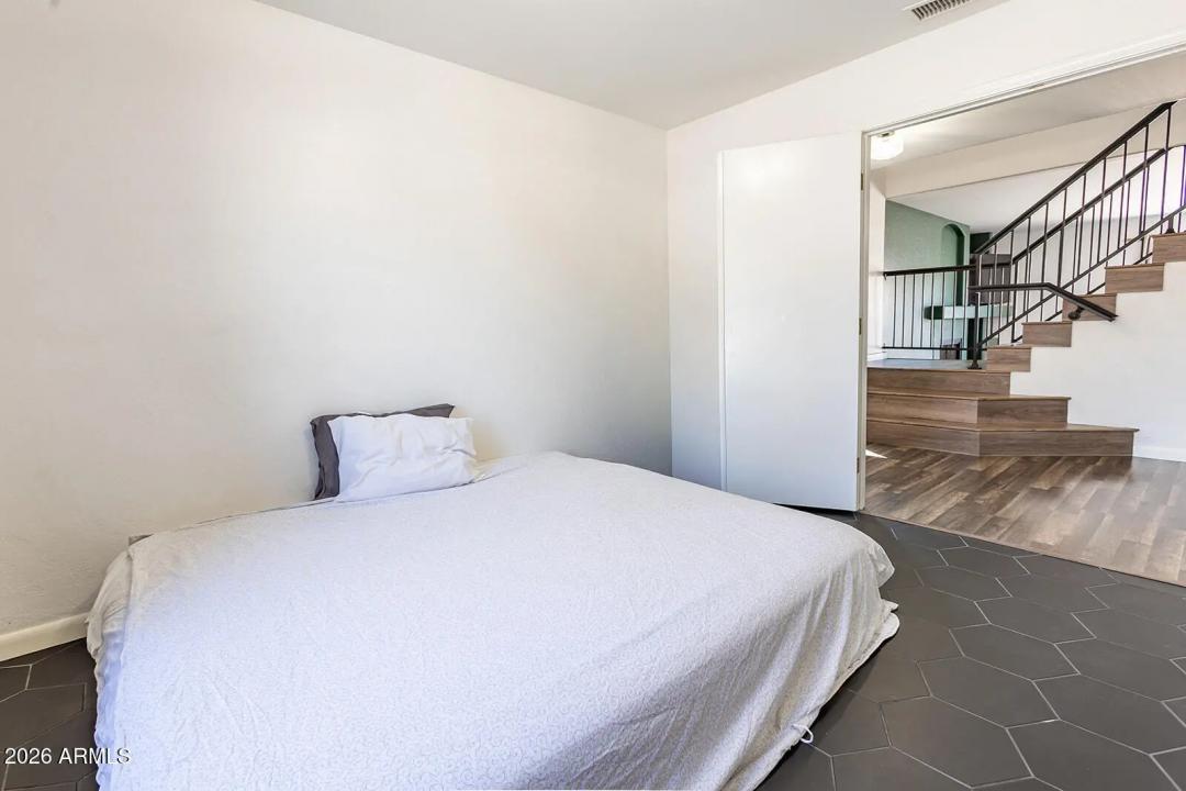 Real Estate Picture 8