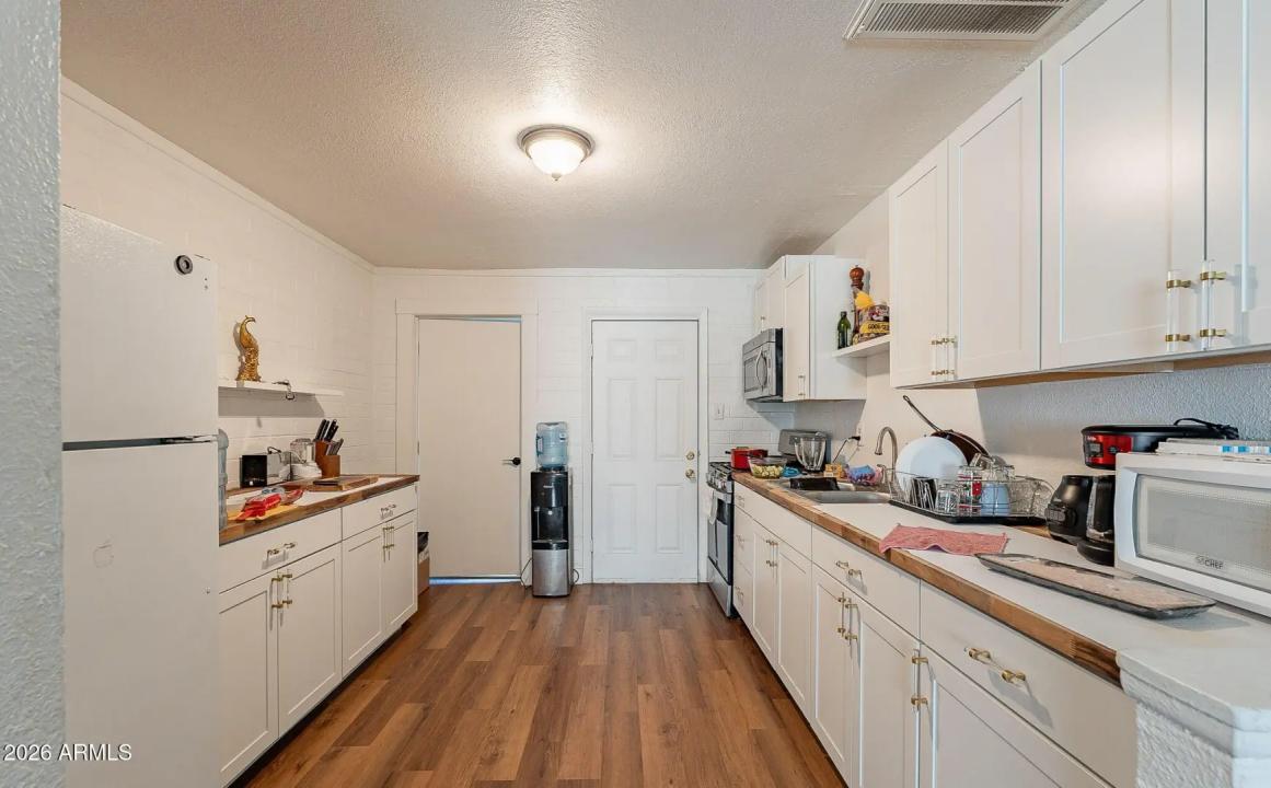 Real Estate Picture 11