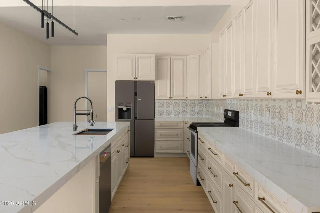 Real Estate Picture 11