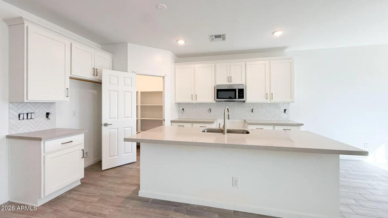 Real Estate Picture 8