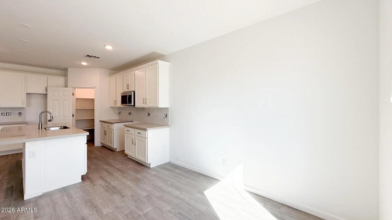 Real Estate Picture 12