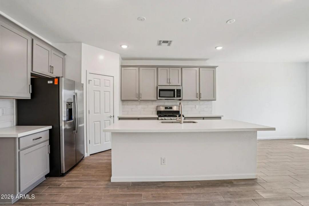 Real Estate Picture 9