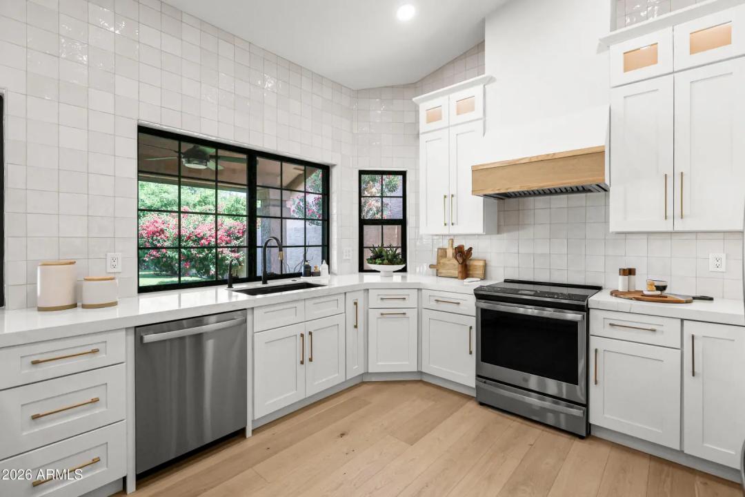 Real Estate Picture 12