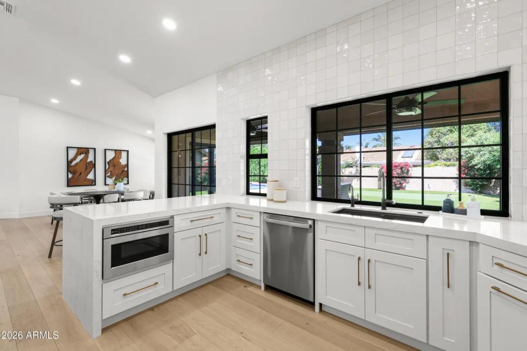 Real Estate Picture 14