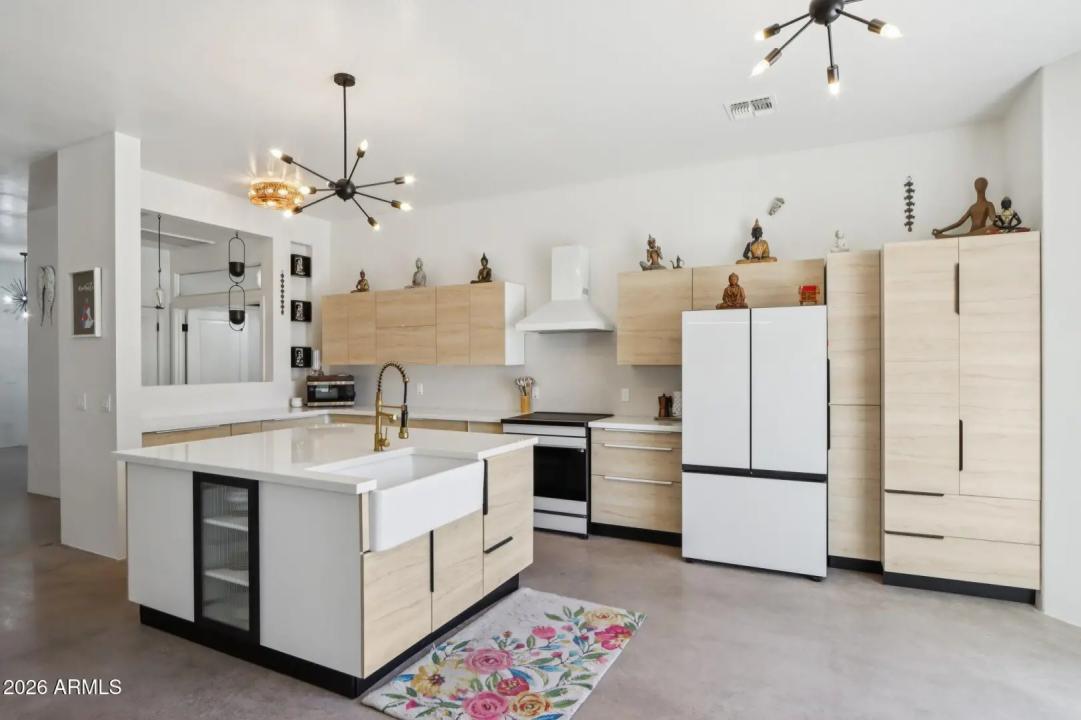 Real Estate Picture 12