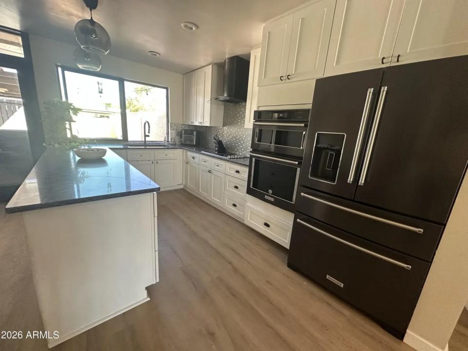 Real Estate Picture 4