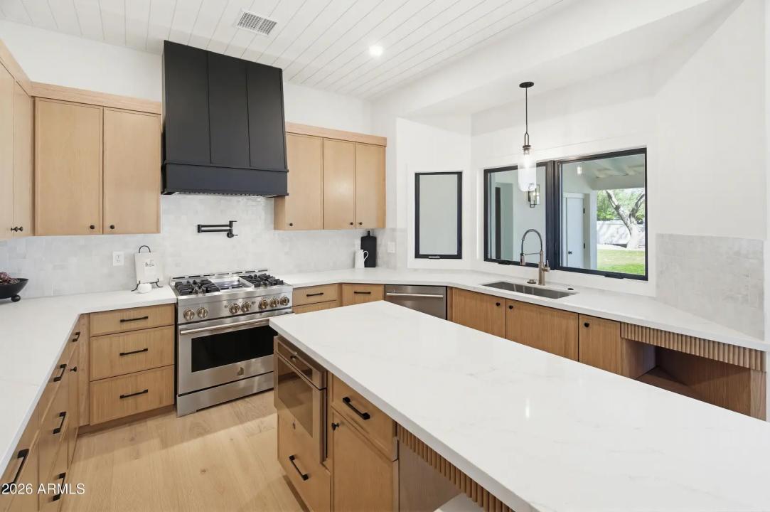 Real Estate Picture 8