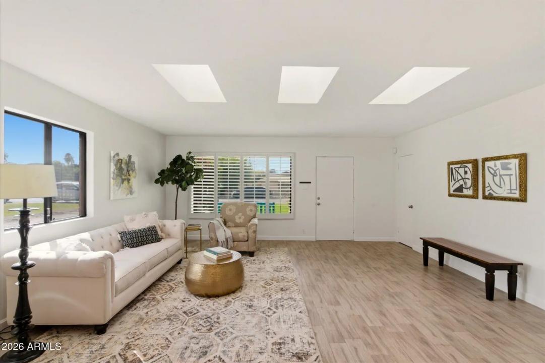 Real Estate Picture 4