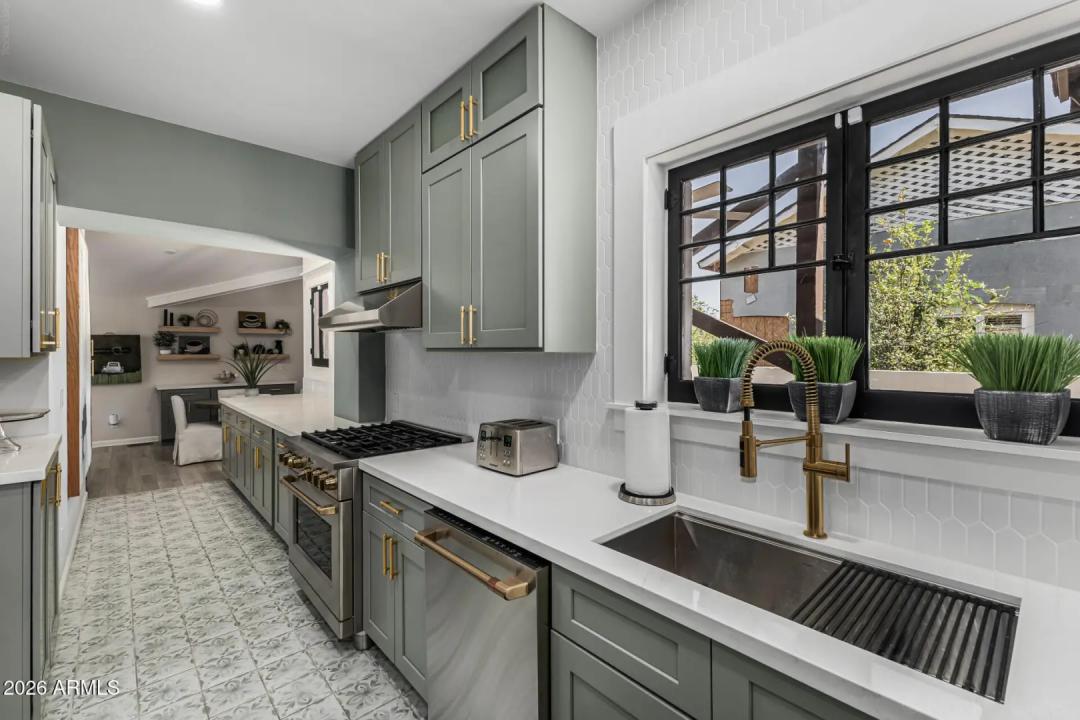 Real Estate Picture 5