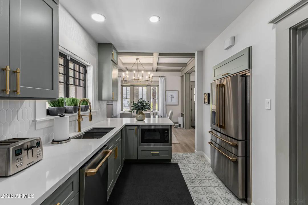 Real Estate Picture 4