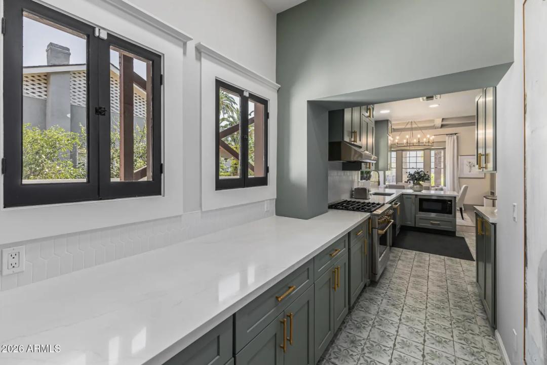 Real Estate Picture 8
