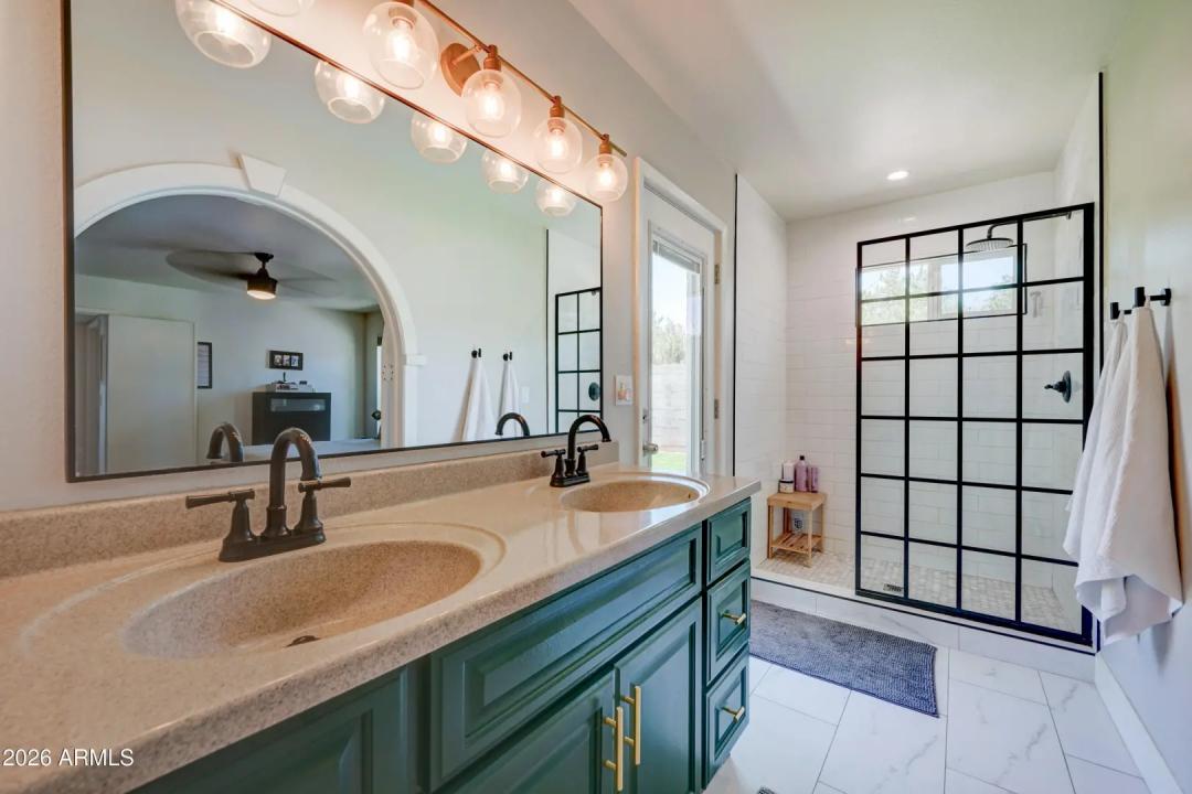 Real Estate Picture 14