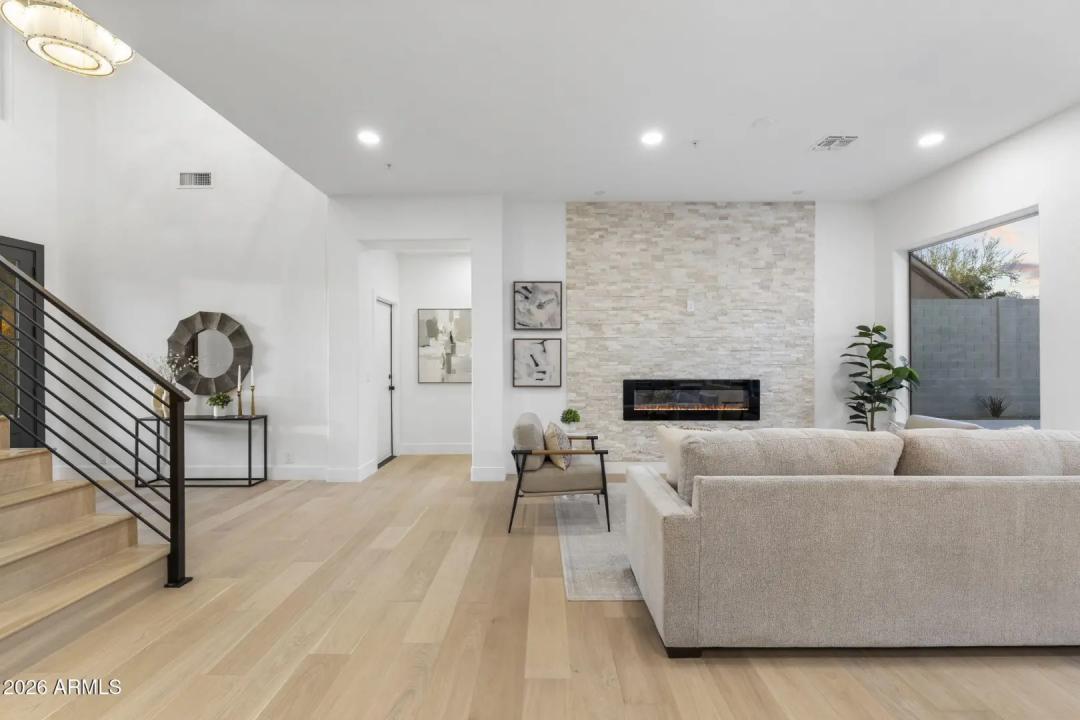 Real Estate Picture 4