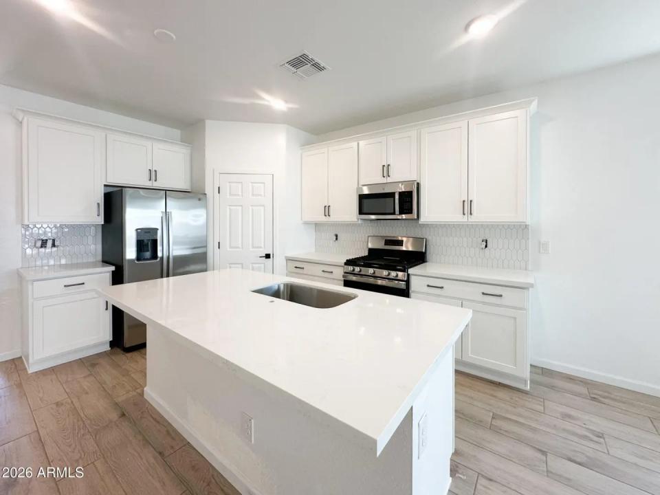 Real Estate Picture 9