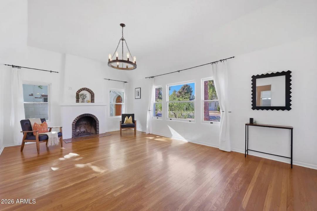 Real Estate Picture 8