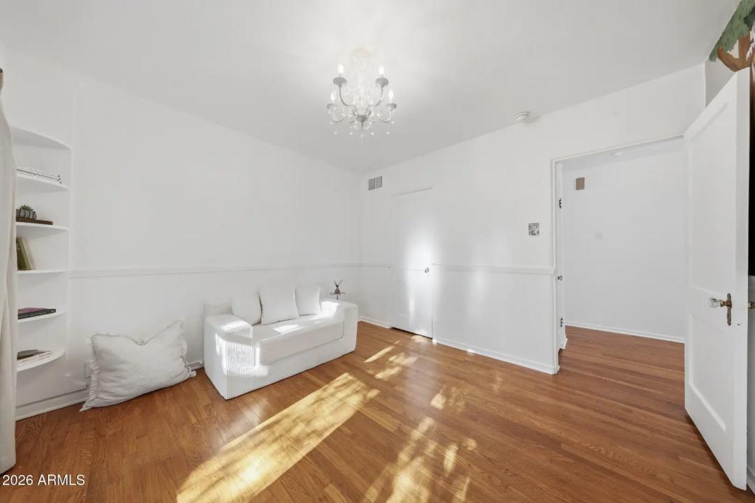 Real Estate Picture 17