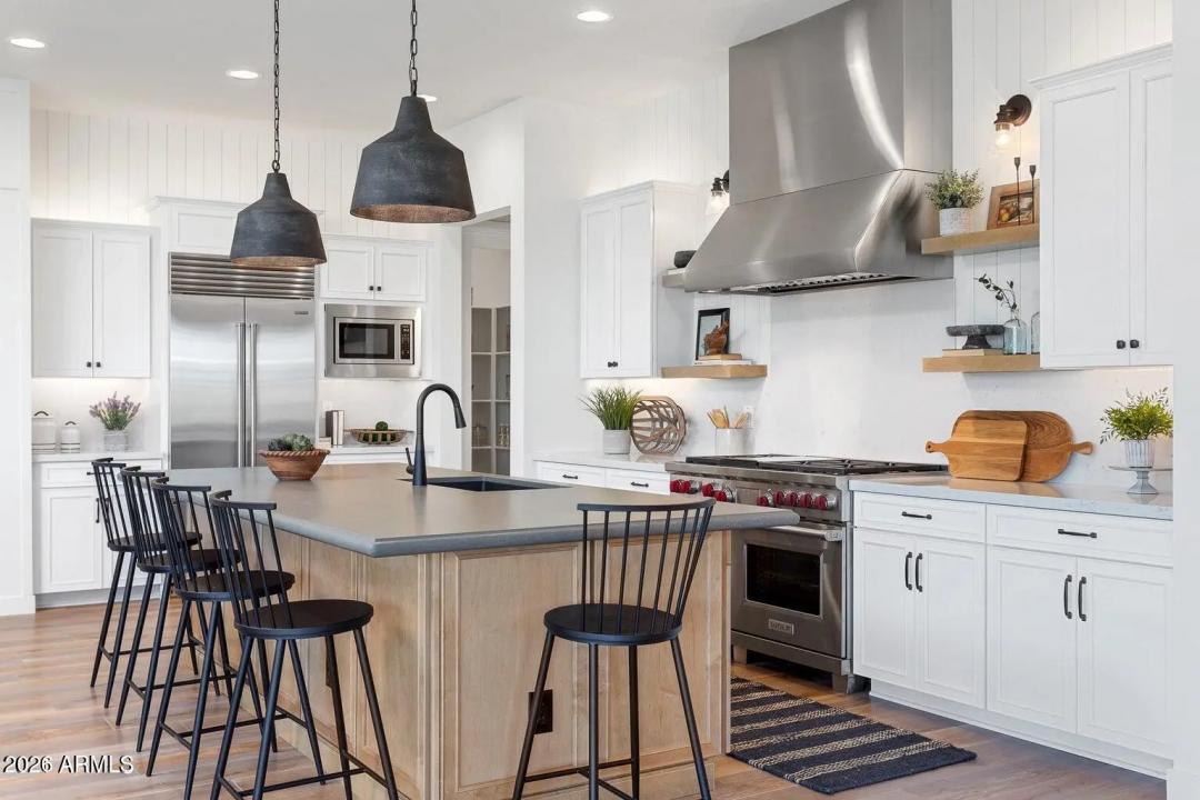 Real Estate Picture 4