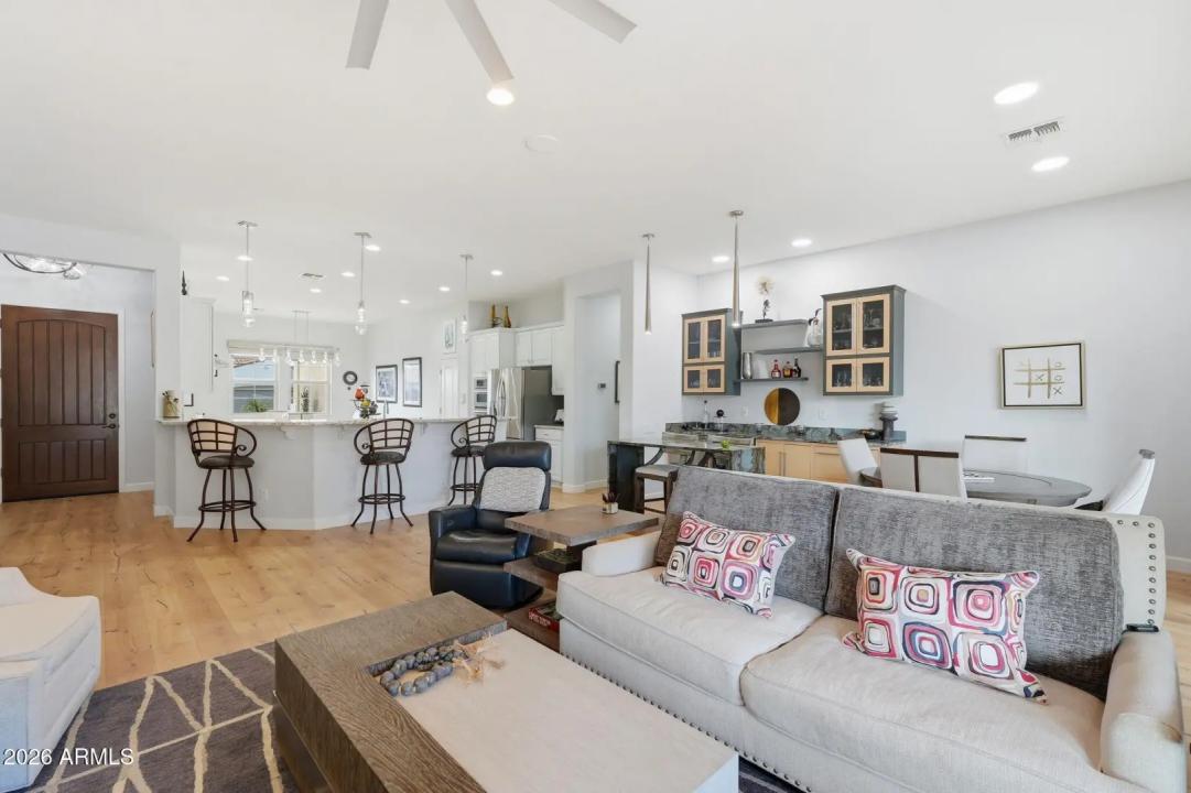 Real Estate Picture 3