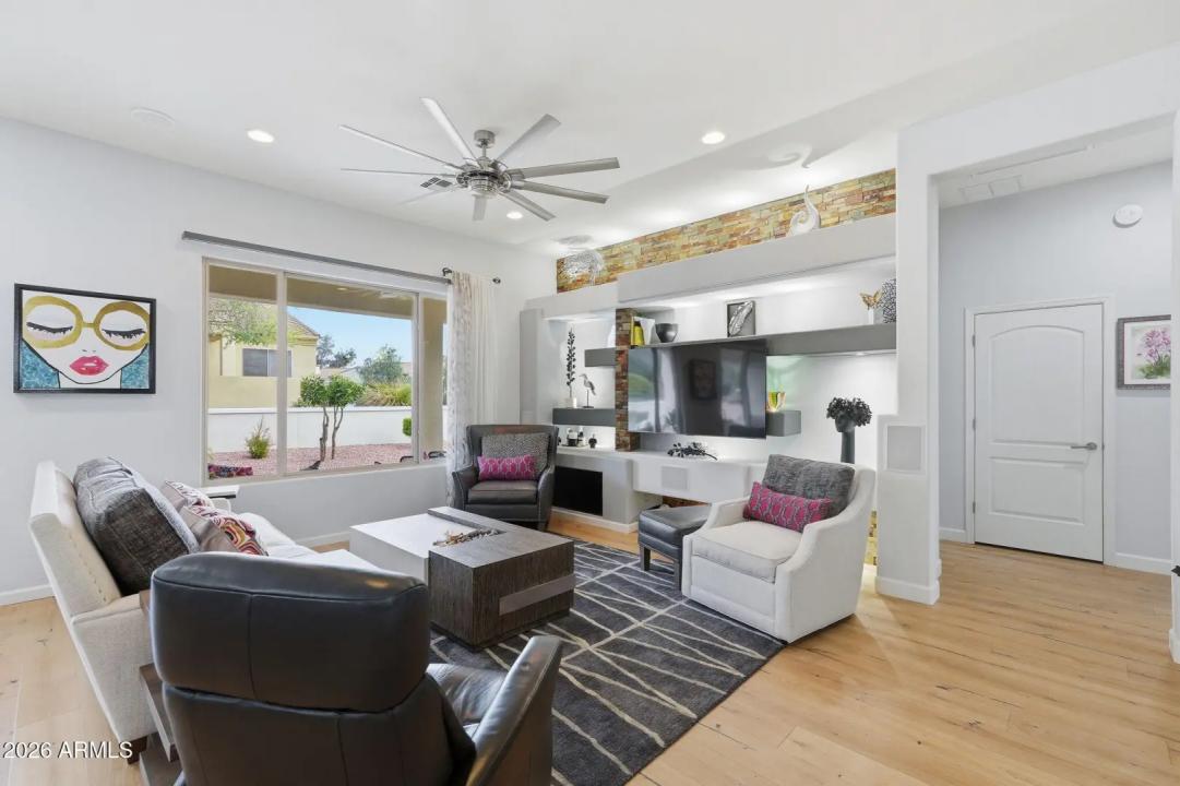 Real Estate Picture 5