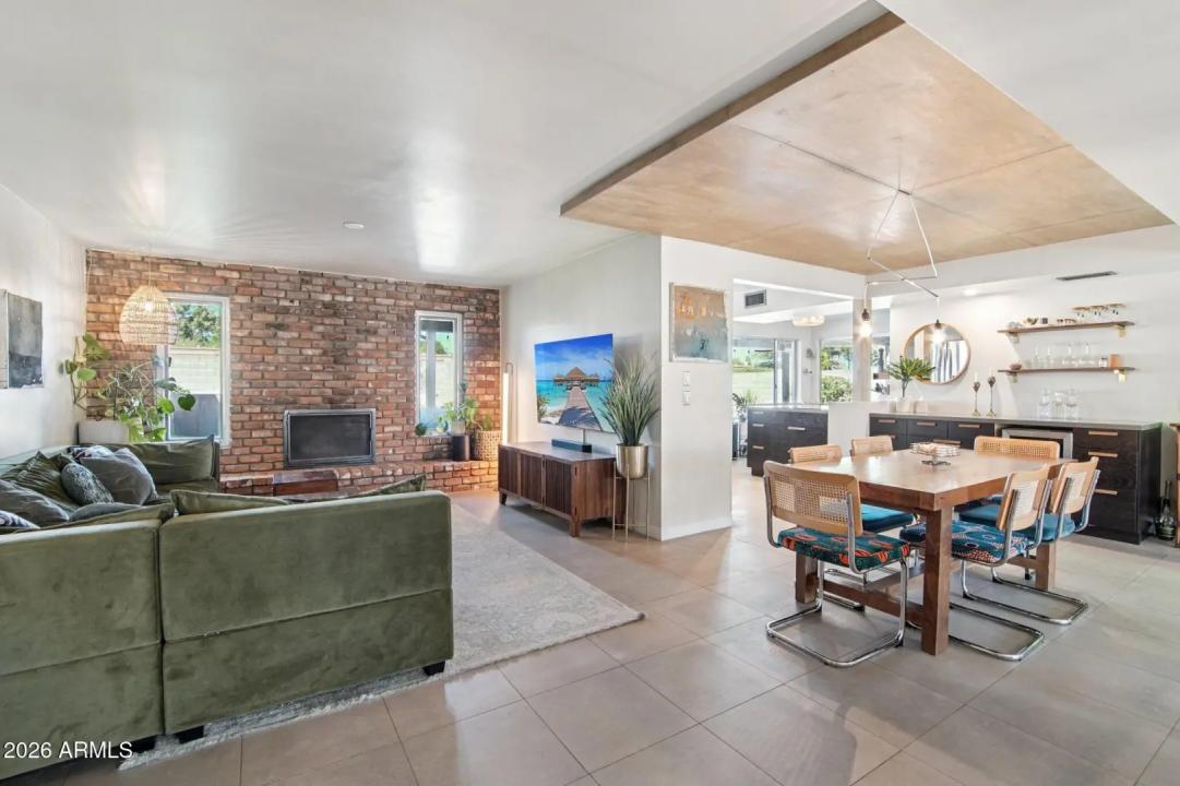 Real Estate Picture 3