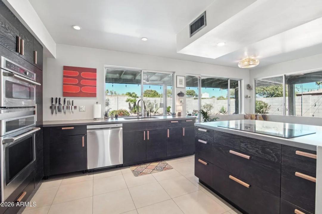 Real Estate Picture 4