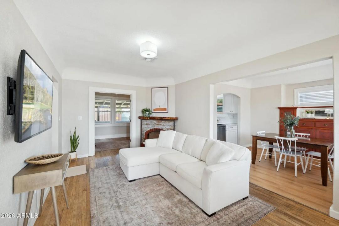 Real Estate Picture 4