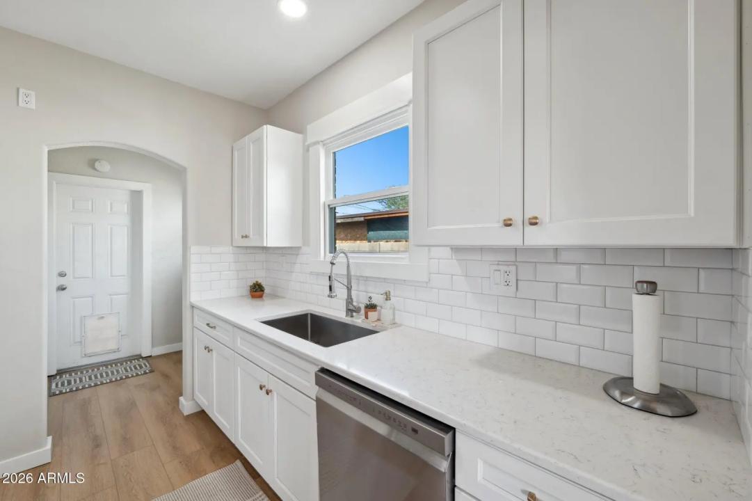 Real Estate Picture 12