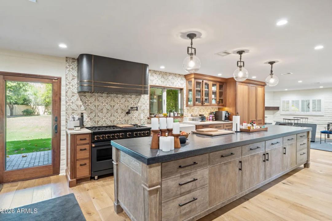 Real Estate Picture 12