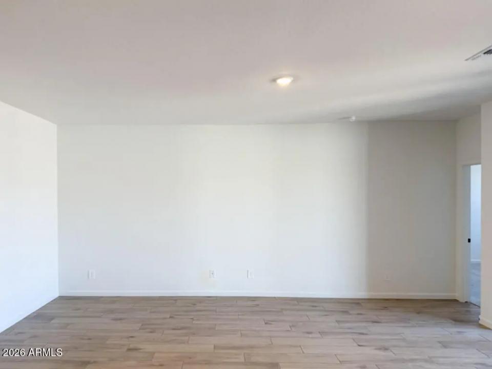 Real Estate Picture 4