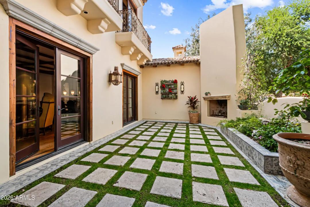 Real Estate Picture 4