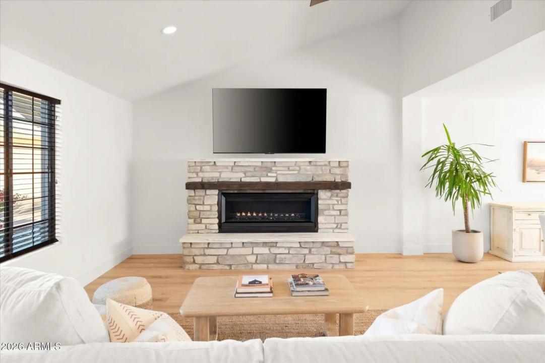 Real Estate Picture 8