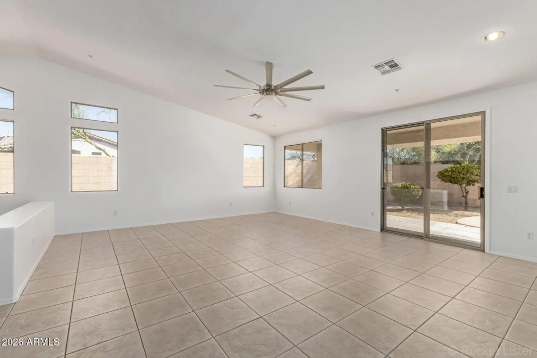 Real Estate Picture 14