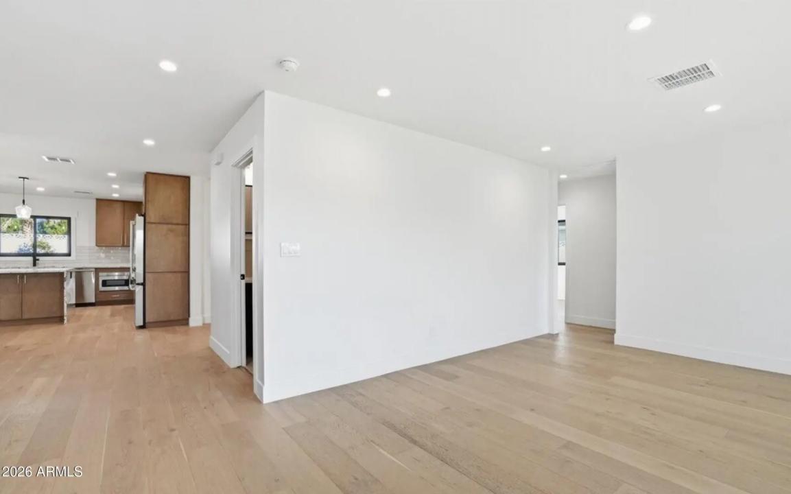 Real Estate Picture 4