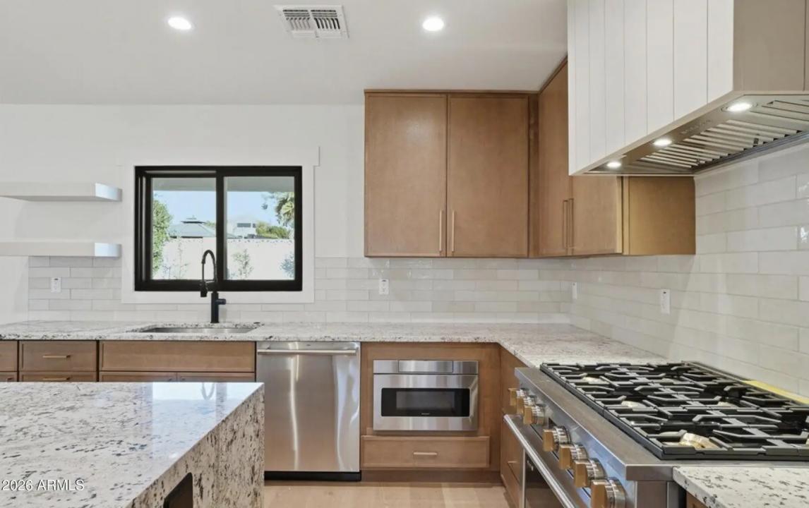 Real Estate Picture 12