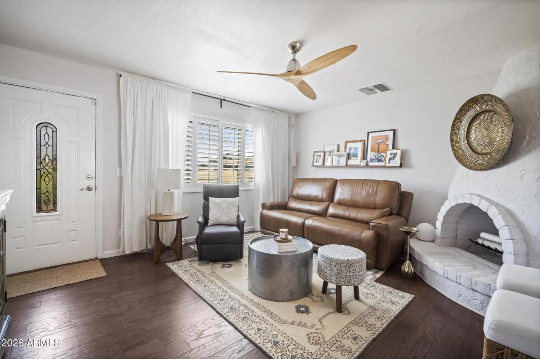 Real Estate Picture 4