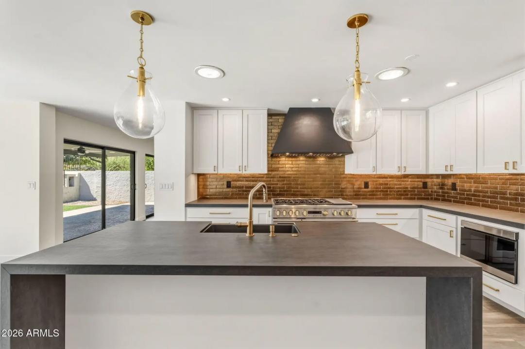 Real Estate Picture 3