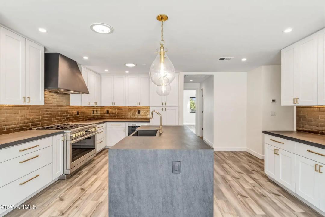 Real Estate Picture 4