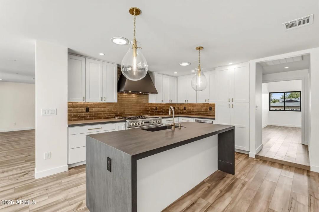 Real Estate Picture 8