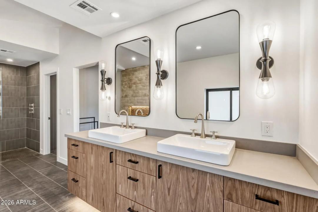 Real Estate Picture 14