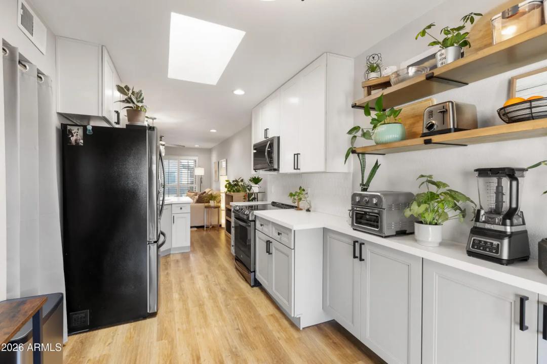 Real Estate Picture 3