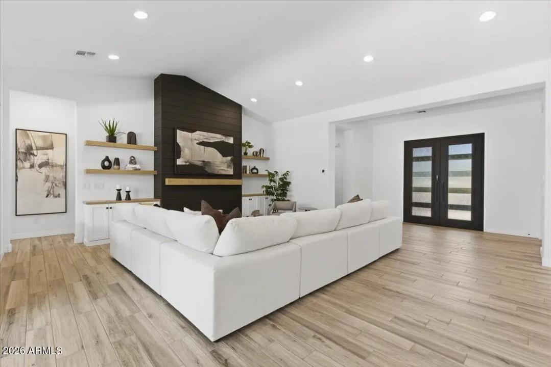 Real Estate Picture 11