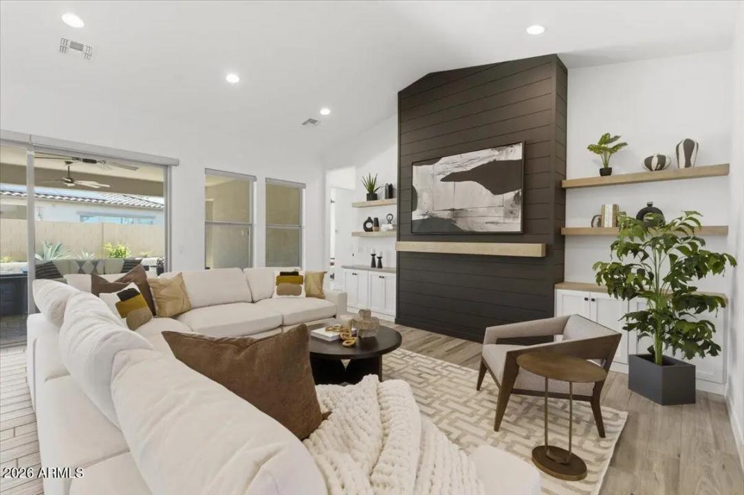 Real Estate Picture 12